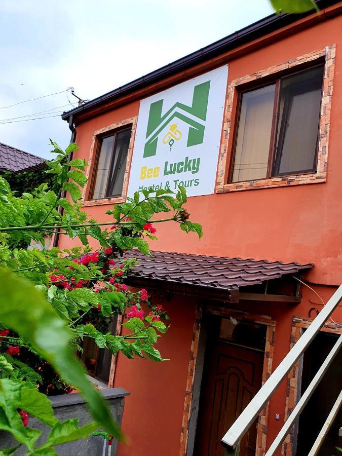 Bee Lucky Hostel And Tours Ереван Экстерьер фото
