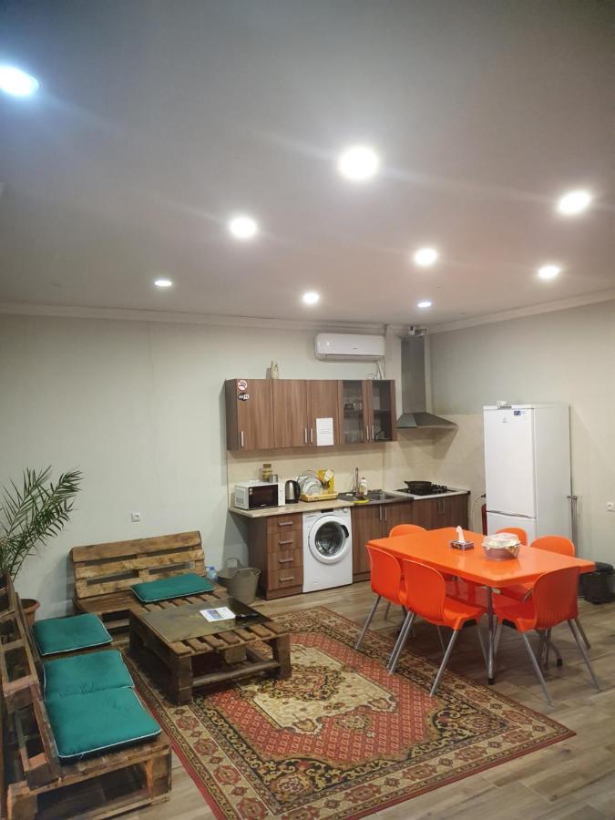 Bee Lucky Hostel And Tours Ереван Экстерьер фото