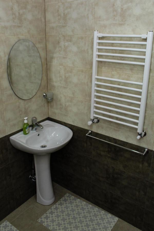 Bee Lucky Hostel And Tours Ереван Экстерьер фото