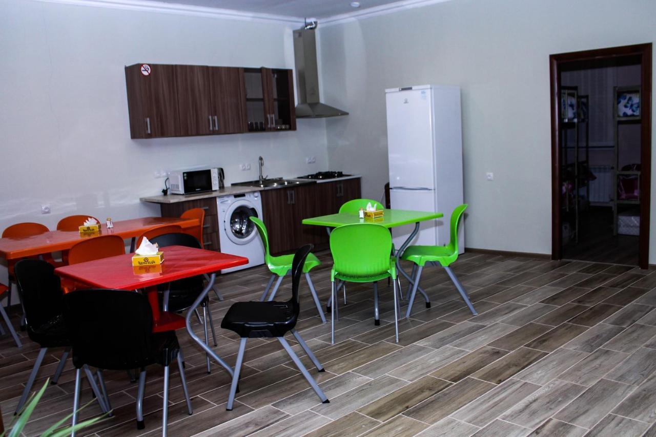 Bee Lucky Hostel And Tours Ереван Экстерьер фото
